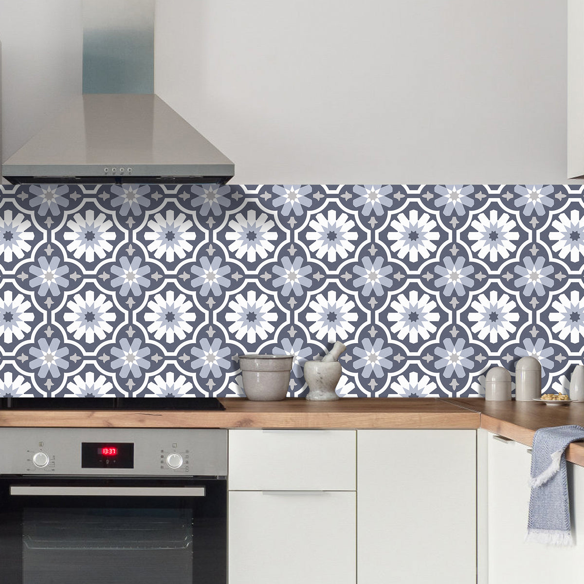 Kitchen with a decorative tile backsplash featuring floral patterns.